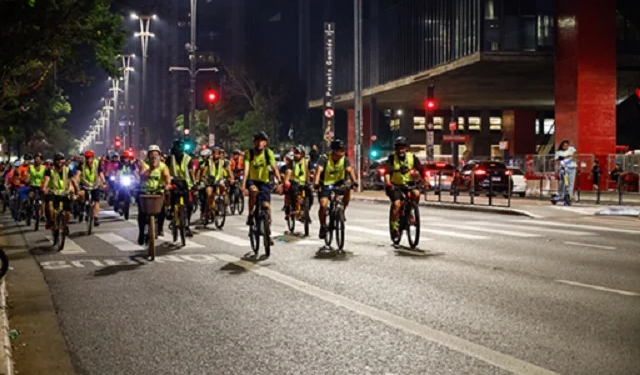 Pedalada Noturna do Sesc reúne 1 mil ciclistas em SP