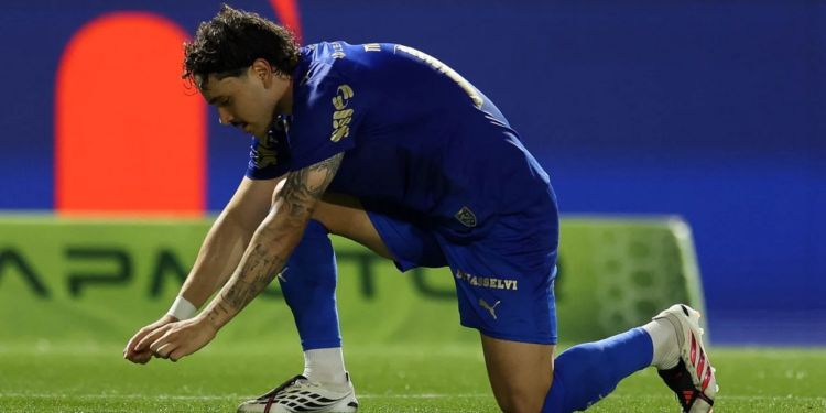 Palmeiras vence Bragantino por 2 a 0 e assume a liderança