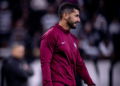 Auxiliar do Corinthians lamenta chances perdidas após empate e pede “fome de gol”