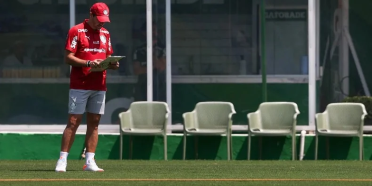Abel Ferreira é suspenso pela CONMEBOL; veja a pena