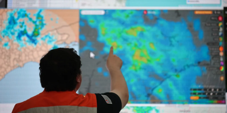 Defesa Civil de SP monitora chuva forte no oeste paulista e envia 12 alertas à população