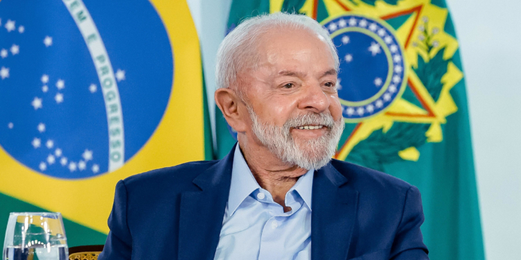 Lula avalia aplicar imposto sobre operações atualmente isentas