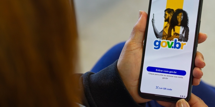 Fundação Florestan Fernandes ensina pessoas 50+ a explorar o mundo digital
