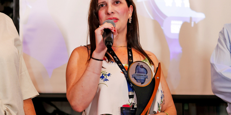 Colaboradora da Fundação do ABC recebe prêmio Destaque 2026 de Recursos Humanos