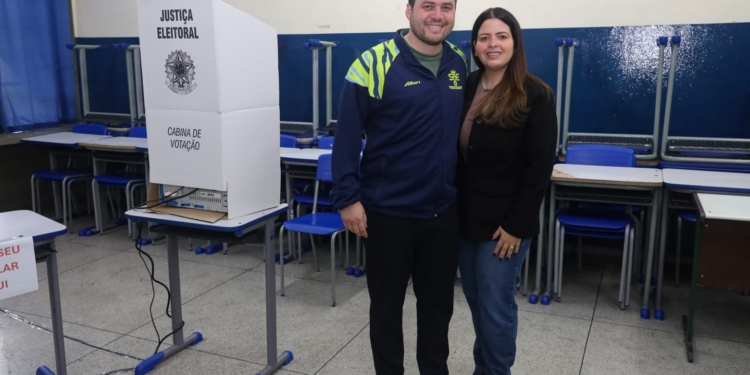 Gilvan Ferreira e Jéssica Roberta votam no Jardim Bela Vista