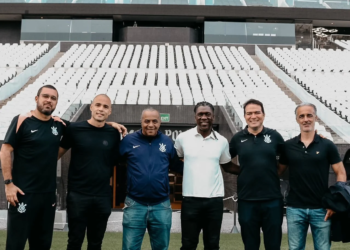 Seedorf pede ao Corinthians e conhece Neo Química Arena