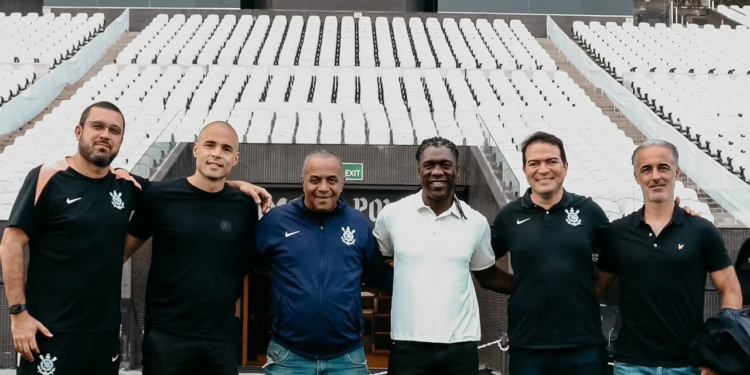 Seedorf pede ao Corinthians e conhece Neo Química Arena