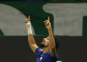 Palmeiras faz 1 a 0 no Bahia e encosta no Flamengo