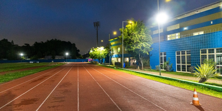 Nova iluminação da pista de atletismo no Bairro São José, em São Caetano, abre espaço para exercícios noturno