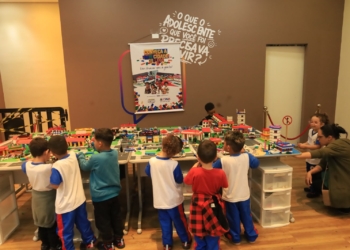 Crianças aprendem mais sobre leis de trânsito com a Minicidade de Lego