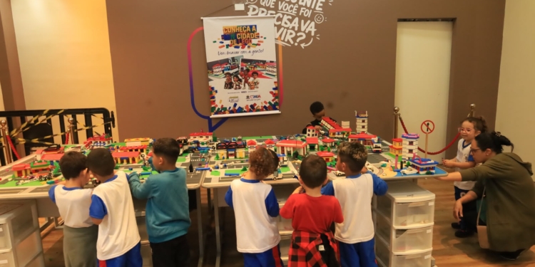 Crianças aprendem mais sobre leis de trânsito com a Minicidade de Lego