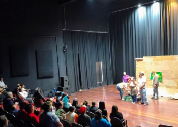 4ª Mostra Interna de Teatro da EMARP reúne alunos em tarde de apresentações