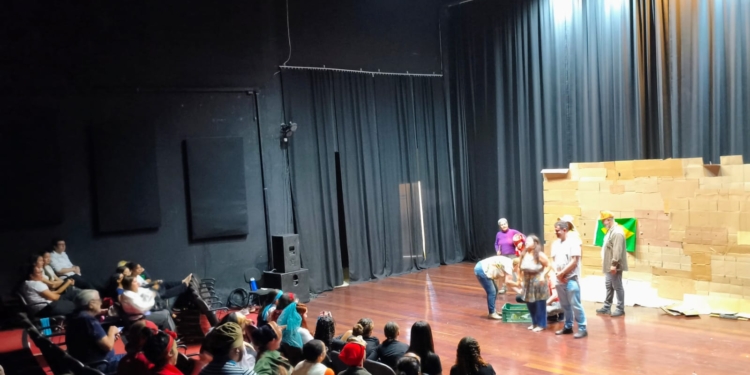 4ª Mostra Interna de Teatro da EMARP reúne alunos em tarde de apresentações