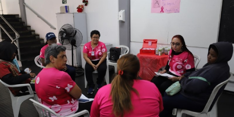Consultório na Rua de Diadema realiza roda de conversa sobre prevenção ao câncer de mama