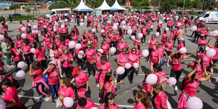 Caminhada do Outubro Rosa promove conscientização e reúne mais de 1.100 pessoas em São Caetano