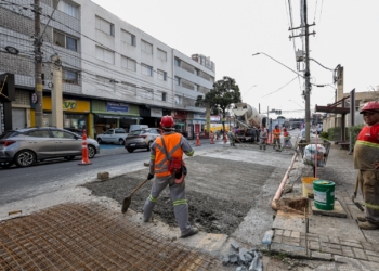 SCS executa pavimento de concreto nos pontos de parada de ônibus e recapeamento da Av. Goiás