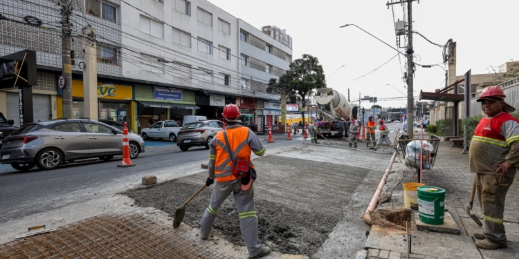 SCS executa pavimento de concreto nos pontos de parada de ônibus e recapeamento da Av. Goiás