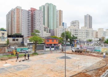 Taka Yamauchi vistoria obras de revitalização da Praça da Mantiqueira