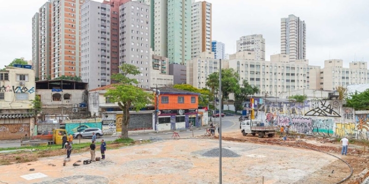 Taka Yamauchi vistoria obras de revitalização da Praça da Mantiqueira