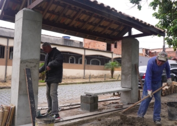 RP amplia zeladoria com construção de ponto de ônibus e novo acesso a campo de futebol