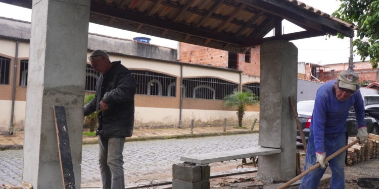 RP amplia zeladoria com construção de ponto de ônibus e novo acesso a campo de futebol