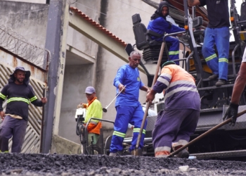 Ribeirão Pires inicia aplicação de asfalto na Rua Luiz Botacin, no Parque Aliança