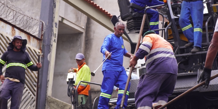 Ribeirão Pires inicia aplicação de asfalto na Rua Luiz Botacin, no Parque Aliança