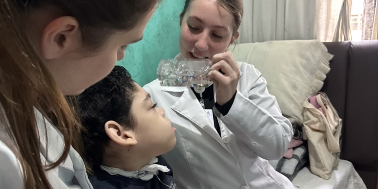 Serviço de Atenção Domiciliar de São Bernardo entrega garrafinhas que estimulam desenvolvimento de pacientes