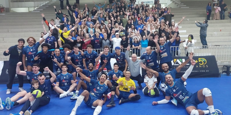 Vôlei masculino de SCS vence quatro sets seguidos e está a duas vitórias do título do Paulista