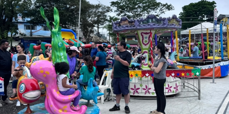 Parquinho infantil oferece diversão gratuita no Dia das Crianças na Vila do Doce, em RP