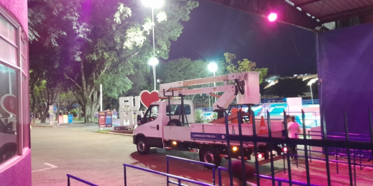 Mauá ilumina prédios públicos e parques em apoio ao Outubro Rosa