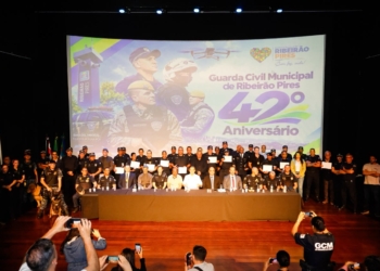 GCM de Ribeirão Pires celebra 42 anos com homenagem a agentes por tempo de serviço