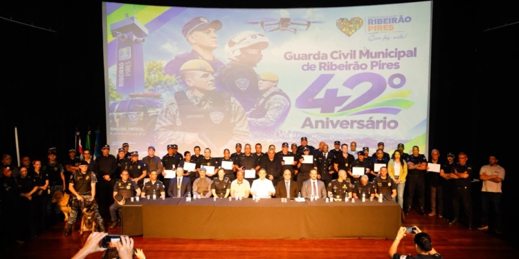 GCM de Ribeirão Pires celebra 42 anos com homenagem a agentes por tempo de serviço