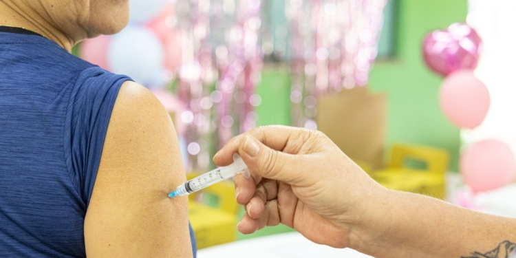 Dia D de vacinação contra o HPV e outras doenças imuniza centenas de pessoas em São Caetano