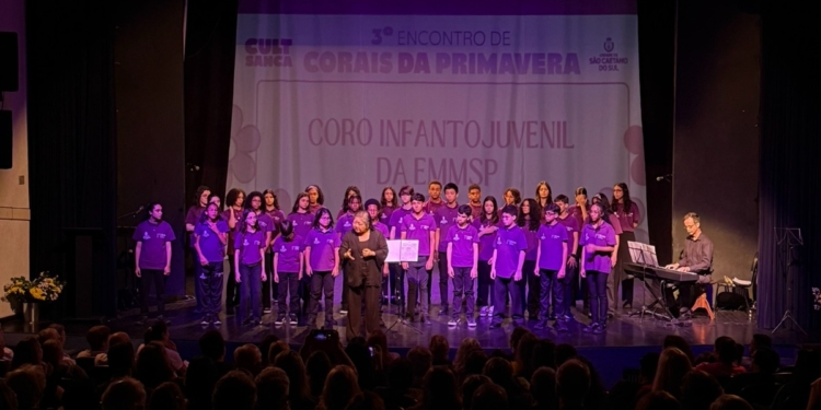 Encontro de Corais da Primavera celebra o canto coletivo e lota CineTeatro Santos Dumont em SCS