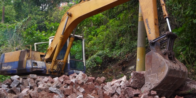ibeirão Pires inicia retirada de paralelepípedos na Rua das Hortências, no Jardim Santa Rosa