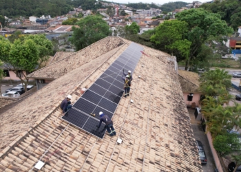 Ribeirão Pires avança na implantação de energia solar e instala sistema no Paço Municipal