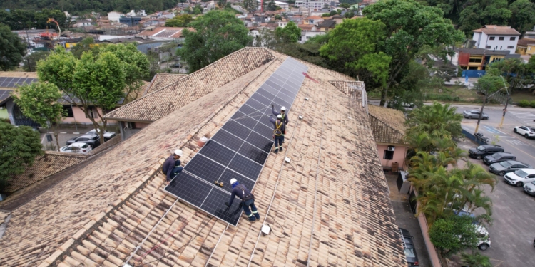 Ribeirão Pires avança na implantação de energia solar e instala sistema no Paço Municipal