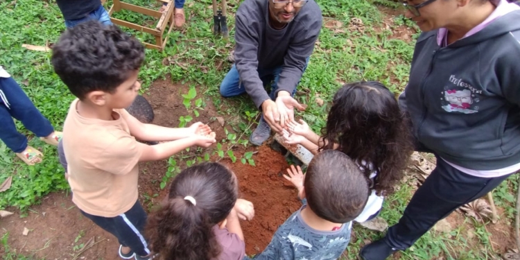 Escola municipal de Ribeirão Pires transforma reunião de pais em experiência de conexão com a natureza