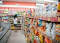 Com menos clientes nas lojas, limpeza pode pesar na decisão de voltar ao supermercado