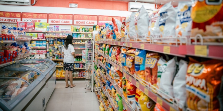 Com menos clientes nas lojas, limpeza pode pesar na decisão de voltar ao supermercado