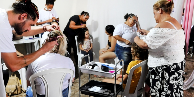 Florestan Fernandes oferece serviços de salão gratuitamente para a população