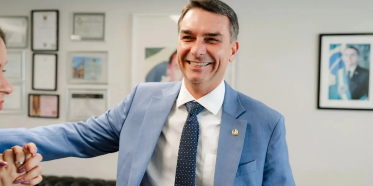Flávio afirma que usará maioria no Congresso para mudar Constituição
