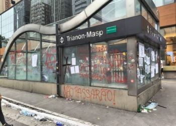 Prefeitura de SP limpa Avenida Paulista após vandalismo em estações de metrô durante ato pró-Lula