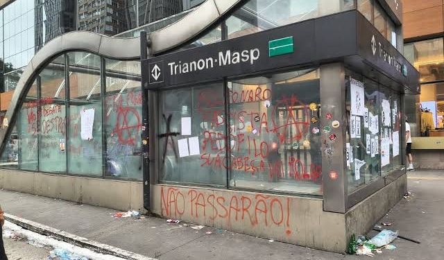 Prefeitura de SP limpa Avenida Paulista após vandalismo em estações de metrô durante ato pró-Lula