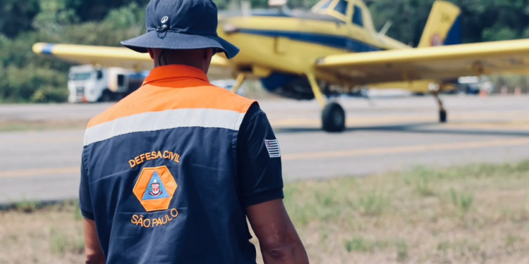 Governo de SP envia 11 mil litros de líquido retardante para combater incêndios florestais no Amazonas